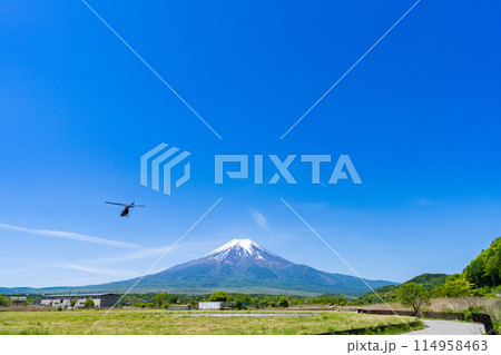 【新緑】富士山とヘリコプターのある風景 【新緑】富士山とヘリコプターのある風景 114958463