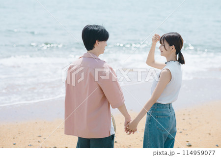 海辺を歩く若いカップル 海辺を歩く若いカップル 114959077