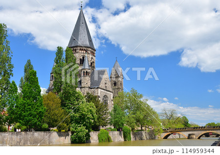 メッス、フランス。モーゼル川沿いから見たタンプル・ヌフ。2024年5月9日撮影。 メッス、フランス。モーゼル川沿いから見たタンプル・ヌフ。2024年5月9日撮影。 114959344