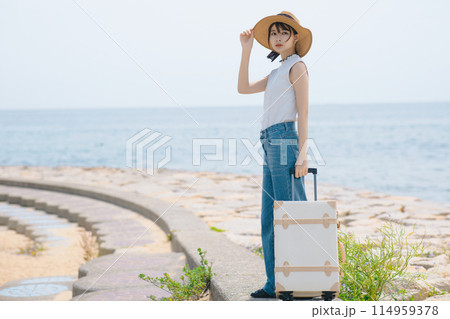 ひとり旅を楽しむ女性 ひとり旅を楽しむ女性 114959378