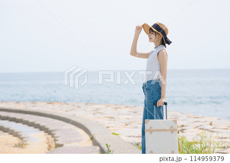 ひとり旅を楽しむ女性 114959379