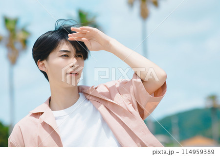 休日を楽しむ若い男性 休日を楽しむ若い男性 114959389