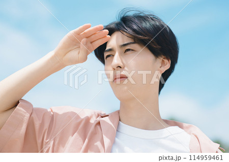 休日を楽しむ若い男性 114959461