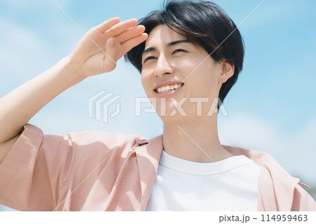 休日を楽しむ若い男性 114959463