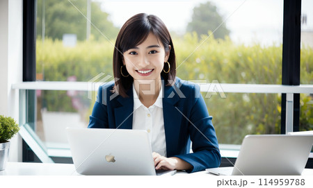 パソコン操作をする女性・ビジネスウーマン 114959788