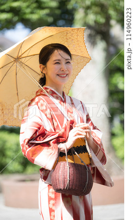 浴衣姿に日傘を差した女性 114960223