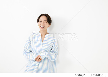 笑顔のミドル女性 笑顔のミドル女性 114960359