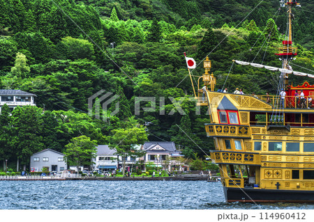 夏の芦ノ湖 元箱根港付近を航行する箱根海賊船【神奈川県・箱根町】 夏の芦ノ湖 元箱根港付近を航行する箱根海賊船【神奈川県・箱根町】 114960412