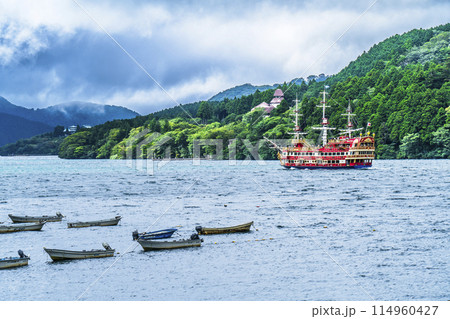 夏の芦ノ湖　元箱根港を出港した箱根観光船【神奈川県・箱根町】 114960427