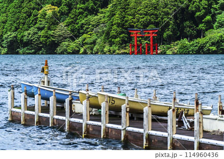 夏の芦ノ湖 箱根神社「平和の鳥居」とボート乗り場の風景【神奈川県・箱根町】 夏の芦ノ湖 箱根神社「平和の鳥居」とボート乗り場の風景【神奈川県・箱根町】 114960436