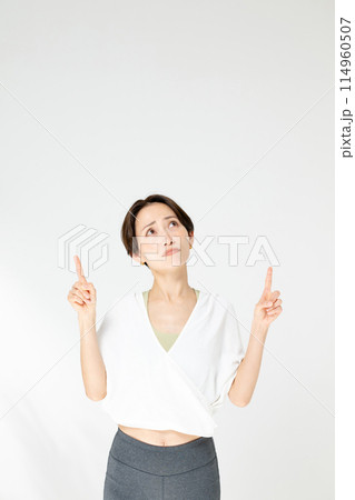 上を指差す女性 114960507