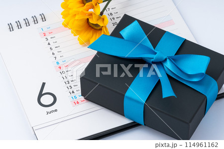 カレンダーとプレゼント。父の日のイメージ 114961162