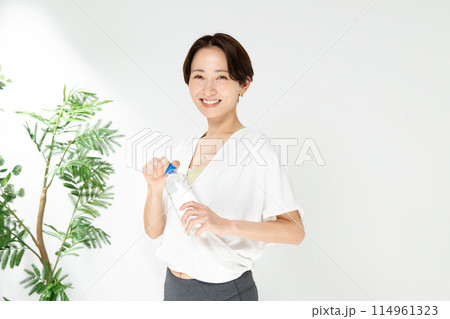 水を飲む女性 水を飲む女性 114961323