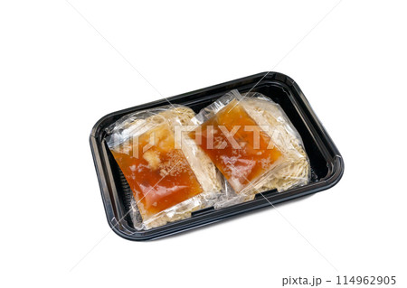 生ラーメンとスープのセット、食品トレー入り【白背景・切り抜き】 114962905