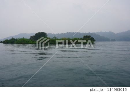 【台湾】遊覧船から見る、曇りの日の日月潭の景色 114963016