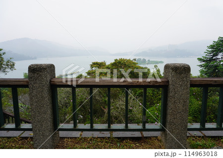 【台湾】玄光寺の展望台から見る、日月潭の景色 【台湾】玄光寺の展望台から見る、日月潭の景色 114963018