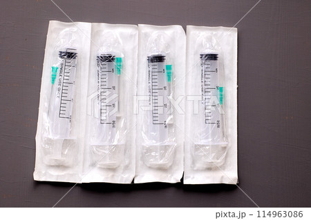 4 sterile disposable syringe for single use in individual blister pack. 114963086