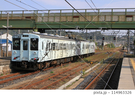五条駅を出発した「国鉄105系電車（ラッピング車両）」 114963326