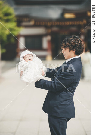 お宮参りで息子を抱き上げ喜ぶ父と子 114963891