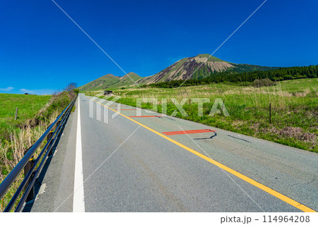 快晴の阿蘇パノラマラインと杵島岳　往生岳方面 114964208