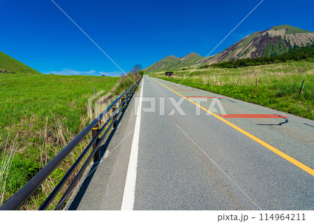快晴の阿蘇パノラマラインから望む米塚と杵島岳　往生岳方面 114964211
