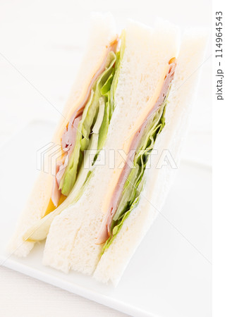 おいしいハムチーズレタスサンド 114964543