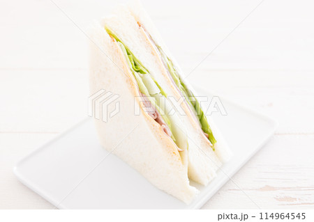 おいしいハムチーズレタスサンド 114964545
