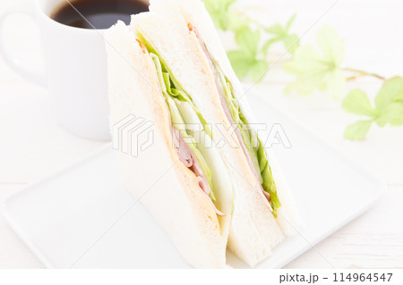 おいしいハムチーズレタスサンド 114964547