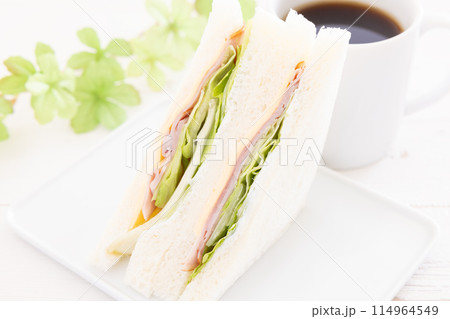 おいしいハムチーズレタスサンド 114964549