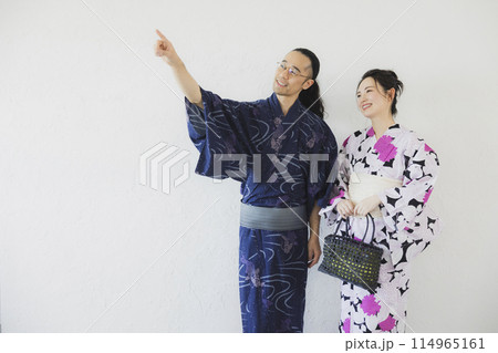浴衣を着たカップル 114965161