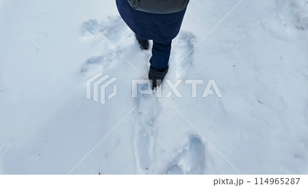 雪原を歩く女性の足元 雪原を歩く女性の足元 114965287