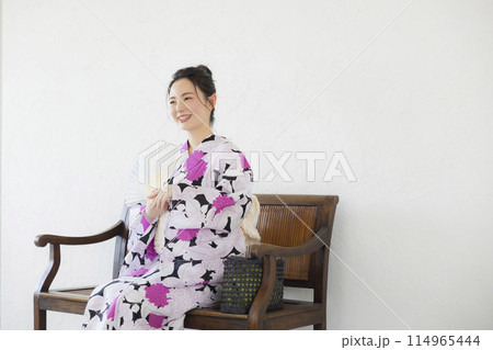 浴衣を着た女性　 114965444