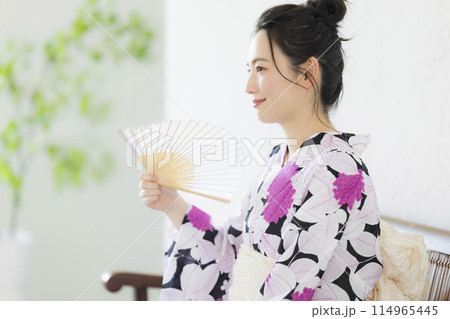 浴衣を着た女性　 114965445