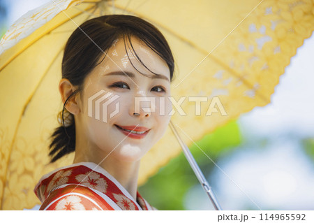 屋外を浴衣に日傘で歩く女性 屋外を浴衣に日傘で歩く女性 114965592