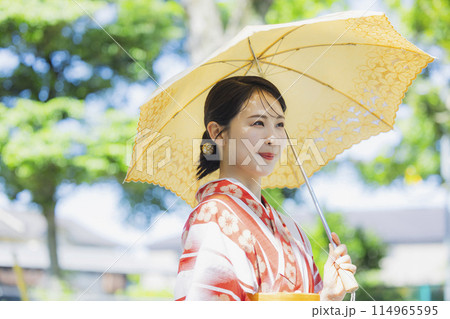 屋外を浴衣に日傘で歩く女性 屋外を浴衣に日傘で歩く女性 114965595