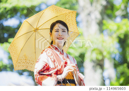 屋外を浴衣に日傘で歩く女性　 114965603