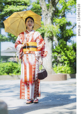 屋外を浴衣に日傘で歩く女性　 114965610