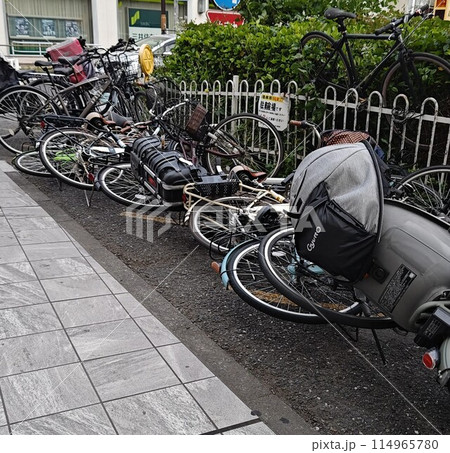 強風でドミノ倒しになった自転車 114965780