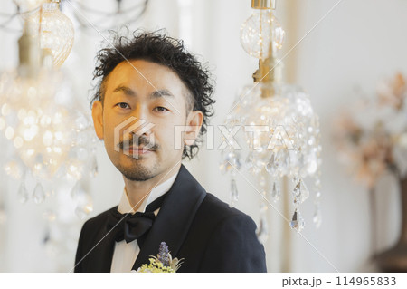 タキシードを着た髭の男性 タキシードを着た髭の男性 114965833