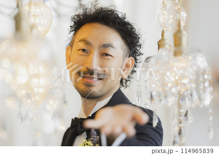 タキシードを着た髭の男性 114965839