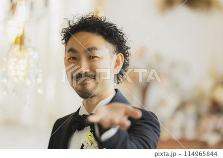 タキシードを着た髭の男性 114965844