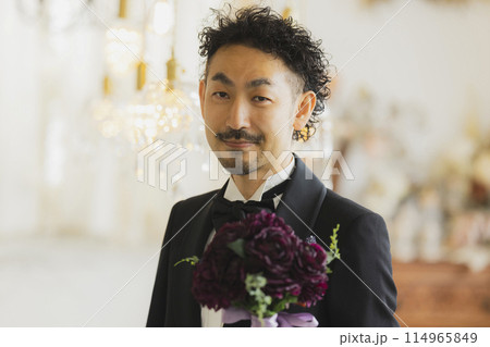 タキシードを着た髭の男性 114965849