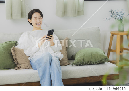 スマホを見る女性 スマホを見る女性 114966013