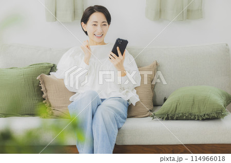 スマホを見る女性 スマホを見る女性 114966018