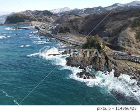 日本海の海岸線と磯 114966425