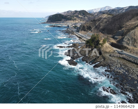 日本海の海岸線と磯 114966429