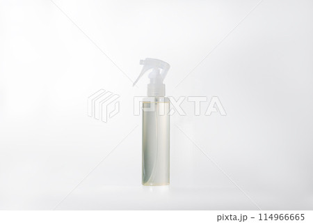 化粧品の入ったプラスチック製スプレーボトル 114966665