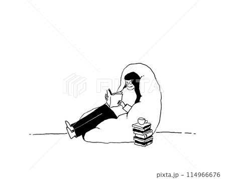 大きいクッションに寄りかかって本を読むメガネをかけた女の子、線画 114966676