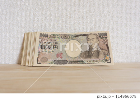 一万円札の札束 114966679