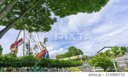 遊園地の絶叫マシン 114966713